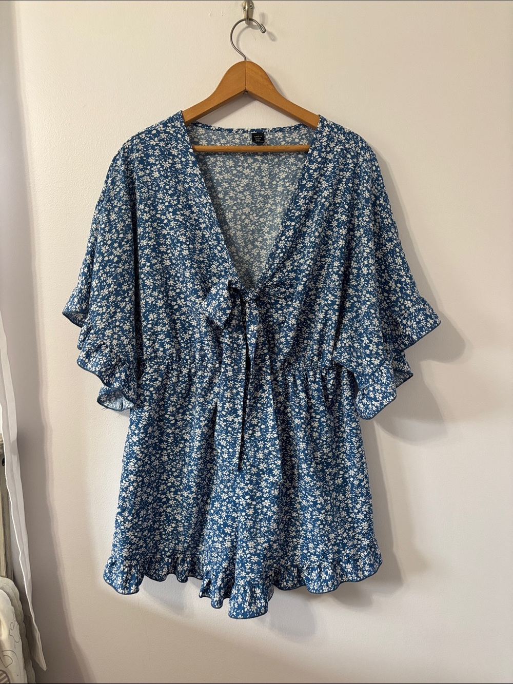 SHEIN Blue Floral Tie-Front Romper with Flutter Sleeves